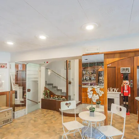 מלון Pet Friendly Mirabeau 3*