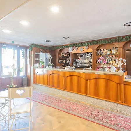 Pet Friendly Mirabeau 3*